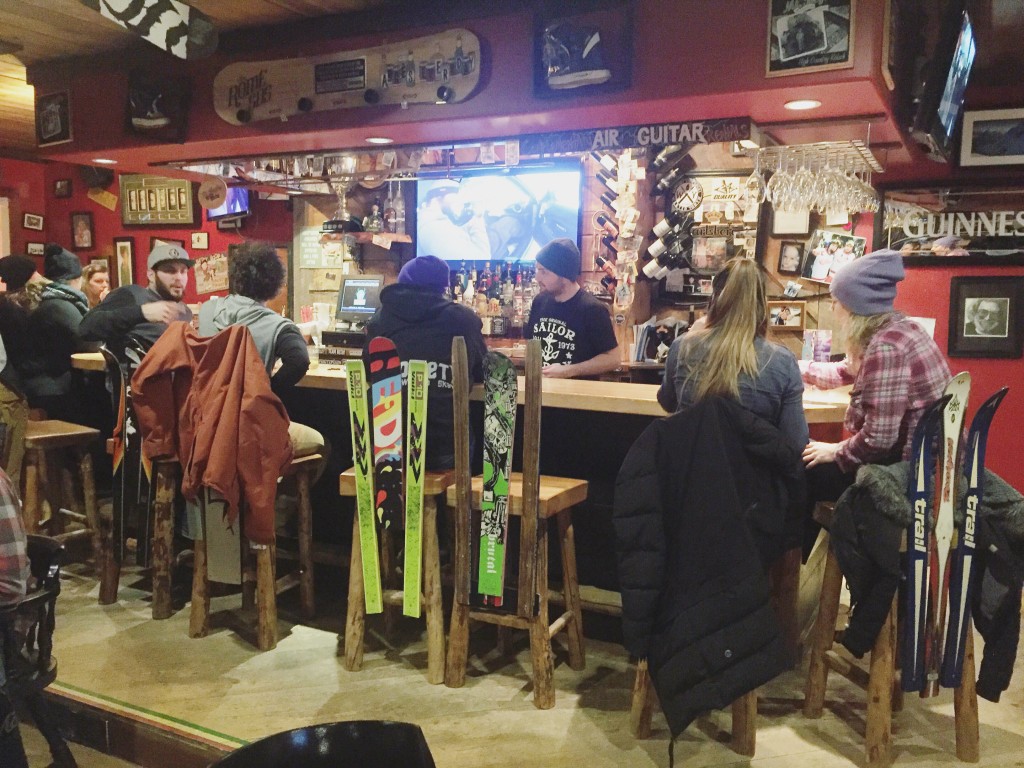 Apres-ski at Revelstoke's popular bar, The Village Idiot. Photo: @erinireland