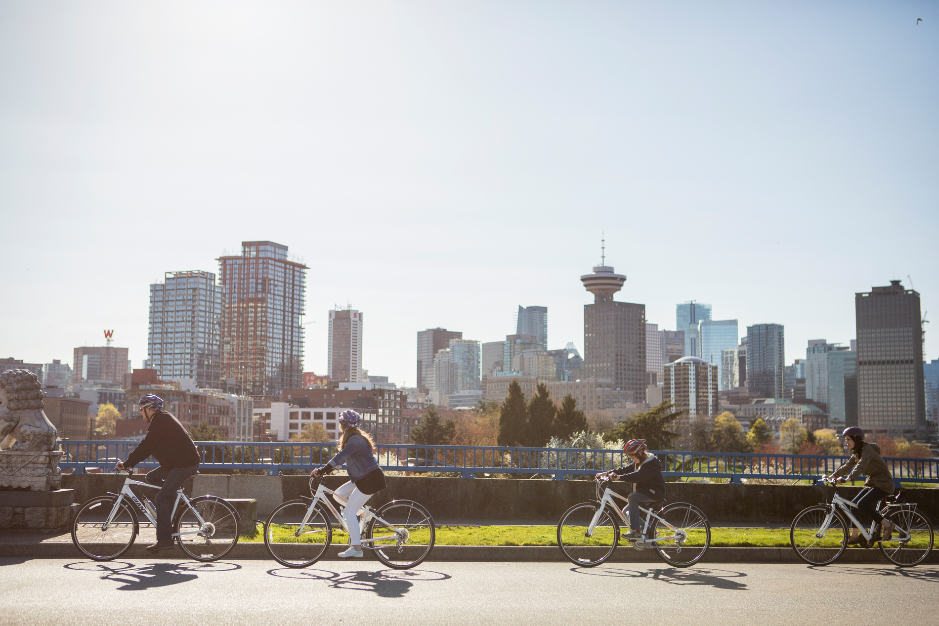 Cycle City Tours. Cycling along seawall. | Tourism Vancouver/Cycle City Tours